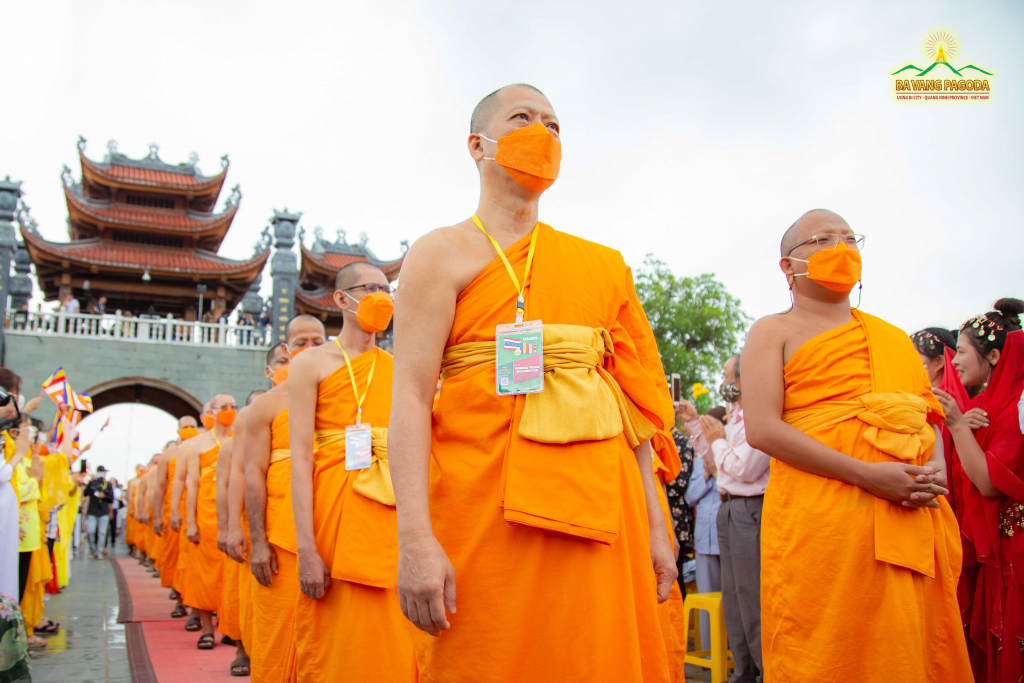 Chairman of the Monks in Boon Prasarn Center, Venerable Phramaha Prasarn Wachiravutichai and monastic guests from Thailand attending the Vesak Celebration 2022 at Ba Vang Pagoda.