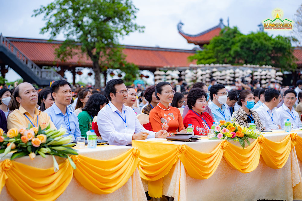 Vesak Celebration 2022 at Ba Vang Pagoda also welcomed many leaders and representatives of organizations and agencies in Vietnam.