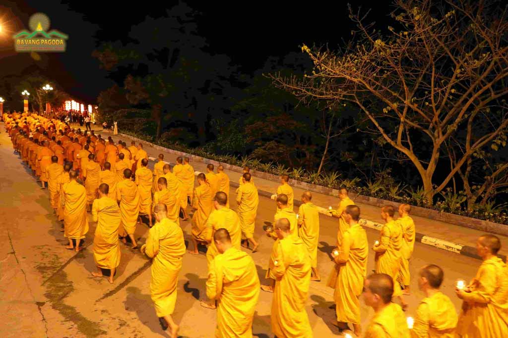 With the “light of wisdom” in hands, Ba Vang pagodas Sangha in walking mediation in the Lantern Parade to offer to the Buddha