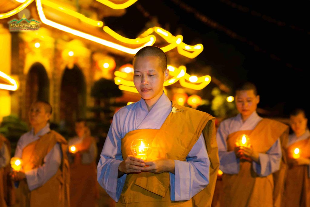 Nuns of Ba Vang Pagoda in the sparkling light parade offerings to Buddha.