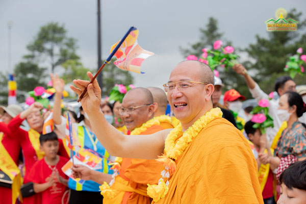 Thay Thich Truc Thai Minh — Abbot of Ba Vang Pagoda cheerfully participating in the flower parade