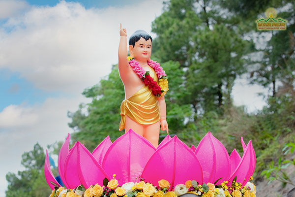 The appearance of the newborn Buddha is a beautiful and timeless icon: He stood straight and solemnly, pointing to the sky and earth, with a gentle but firm expression on his face. Then, he made a great statement, letting all beings know he was the Honored One.