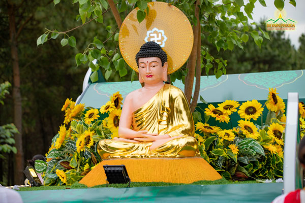 The meticulously decorated statue of the Buddha attaining the ultimate enlightenment in one of the parade floats