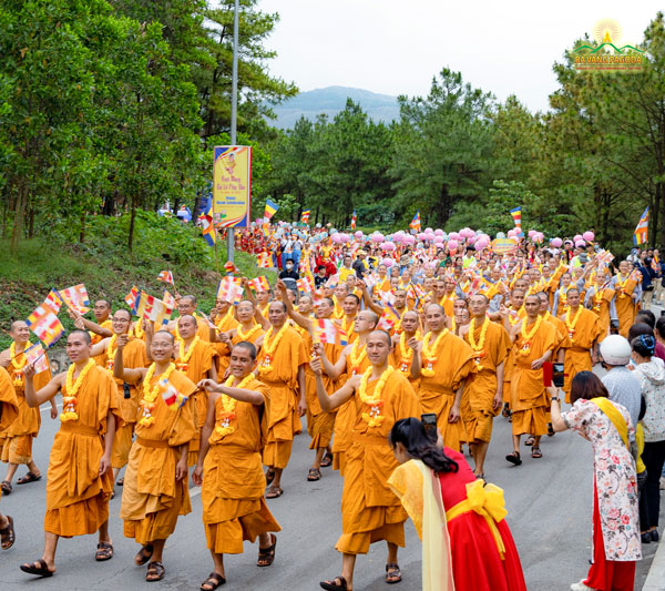 The monks and nuns of Ba Vang Pagoda joyously marching in the parade in the reverence of Buddhists