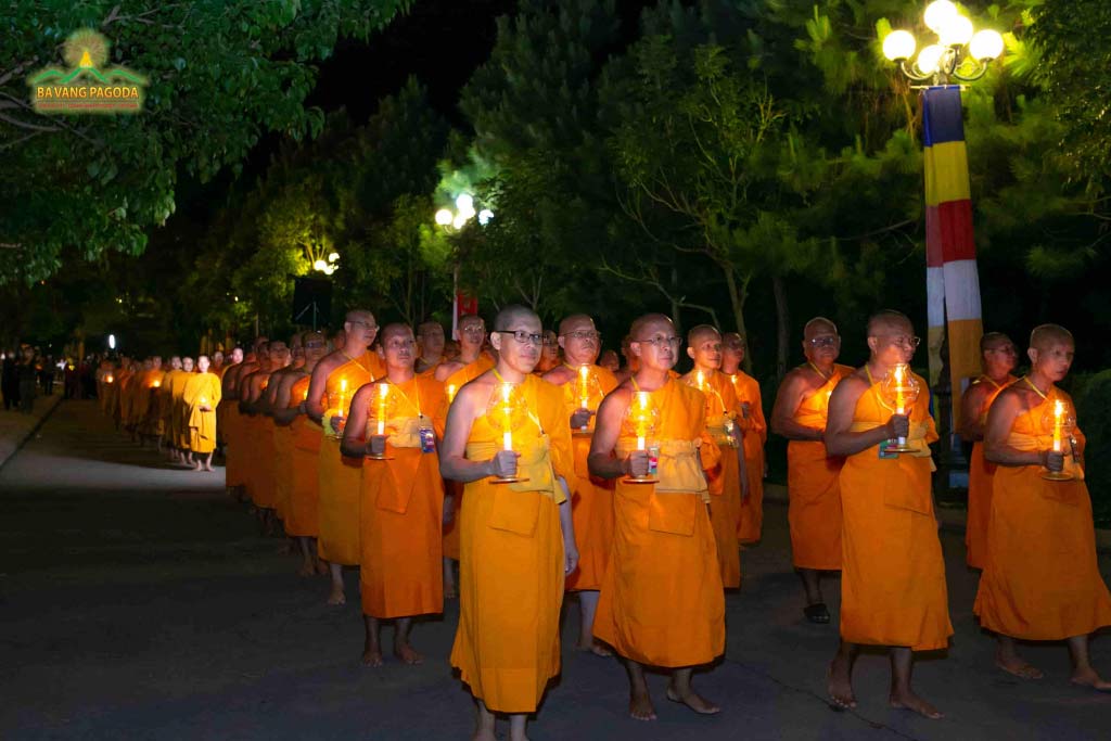 Despite being from different countries, the Sangha shared the same route, bringing the “little light” following the “great light” of the Buddha, illuminating the world.