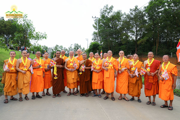 Monks of Ba Vang Pagoda took a picture together with monastic guests from different countries during Vesak Celebration 2022.