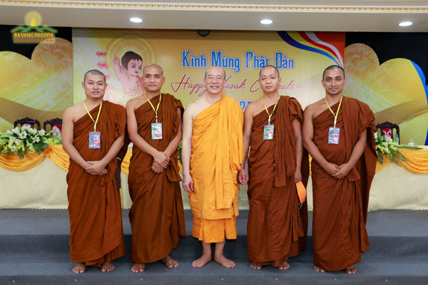 Thay Thich Truc Thai Minh, Abbot of Ba Vang Pagoda, took a picture with the monks of Bangladesh: Venerable Shoura Jagat Bhikshu (on the right side of Thay) — Vice Chairman of the Department of Buddhism of Forest Monk Bangladesh, Venerable Ananda Bikkhu (on the left side of Thay) — Assistant to organizing secretary of Wогld Реacе pagoda committee, Venerable Pragya Darshi Bhikkhu — Organizing secretary of Wогld Реacе pagoda committee and Member of Education council, Venerable Shanti Kumar Khisa — Assistant to organizing secretary of Wогld Реacе pagoda committee.