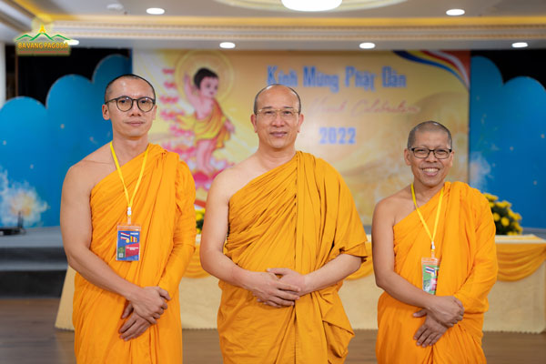 Thay Thich Truc Thai Minh took a picture with Venerable Phra Dhamrongkiat Rintieng (left) — Media reception center and Venerable Phra Sanitwong Charoenrattawong (right) — Director of Bureau of Corporate Communication of Dhammakaya Temple, Thailand, with bright smiles of Dharma friendship on their faces.