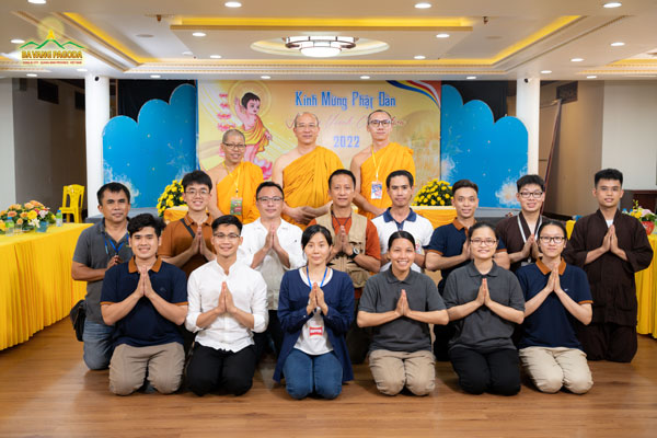 Thay Thich Truc Thai Minh, Venerable Phra Dhamrongkiat Rintieng, and Venerable Phra Sanitwong Charoenrattawong took a souvenir picture with Vietnamese lay Buddhists in the event “Monks from different countries make offerings to Ba Vang Pagoda”.
