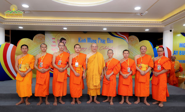 Thay Thich Truc Thai Minh, Abbot of Ba Vang Pagoda, took a picture with Venerable Luangpor Chantarin Jinadhammo — Deputy Head of the Buddhist Department - Luang Prabang province, Laos, and the monks of Laos.