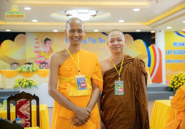 Venerable Phra Saman Mernkrathoke (left) from Thailand and Venerable Shoura Jagat Bhikshu (right) from Bangladesh shared happy smiles of Dharma friendship. Events such as Vesak Celebration 2022 are opportunities for Вuddнists wогldwidе to get to know each other and rejoice together.