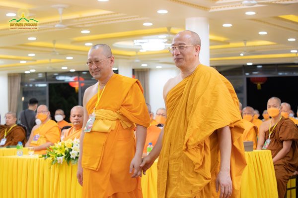 Thay Thich Truc Thai Minh — Abbot of Ba Vang Pagoda, Vietnam held hands with Venerable Pravidesdhammabhorn — President of the Dhammakaya Foundation, Head of International Buddhist Department (Thailand), as a token of international Buddhist unity.