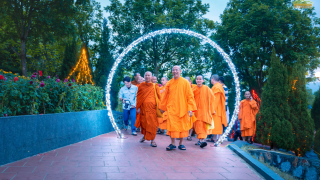A warm Dharma friendship in the new year: Khmer Theravada Buddhist monks were happy to visit Ba Vang Pagoda