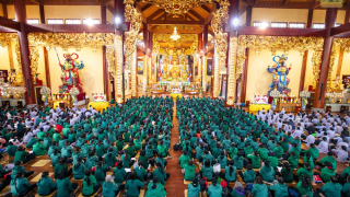 Meaningful activities by the fourfold assembly of Ba Vang Pagoda to celebrate Bodhi Day