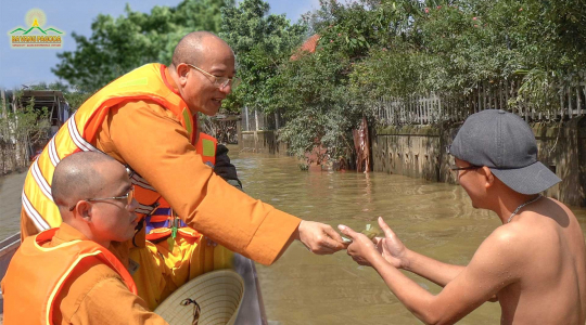 A charity trip to Central Vietnam - Giving donations in flooded areas
