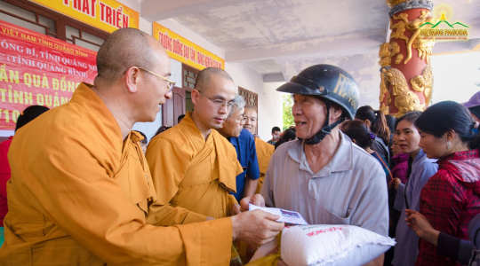 A charity trip to Central Vietnam - Giving gifts at Đại Giác Pagoda
