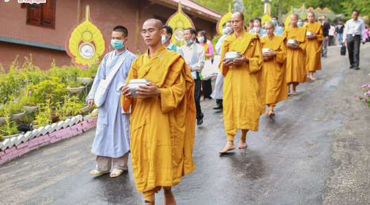 Monks and Nuns of Ba Vang Pagoda going on alms round at 'Chrysanthemum Festival 2020 - Reach out to our beloved Central Vietnam'