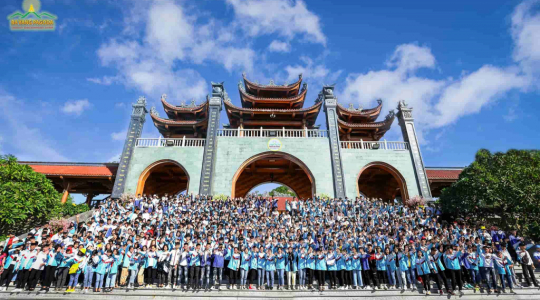 A Meaningful Day of Luu Nhan Chu High School at Ba Vang Pagoda