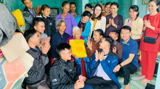 Buddhists of Chrysanthemum Club visited 10 Vietnamese heroic mothers in Quang Nam province