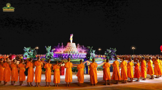 Lantern Parade to offer to the Buddha - the sparkling “Milky Way” amidst Thanh Dang mountain