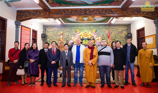 Russian Ambassador visits Ba Vang Pagoda