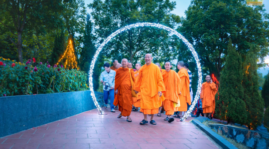 A warm Dharma friendship in the new year: Khmer Theravada Buddhist monks were happy to visit Ba Vang Pagoda