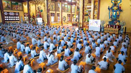 Following the Sangha to repent bad karma and pray for peace in the Emperor Liang's Repentance Dharma assembly