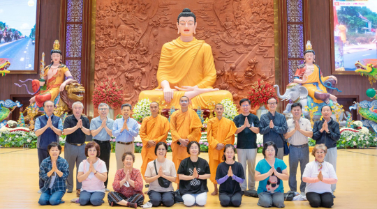 A warm visit of the South Korean group to Ba Vang Pagoda