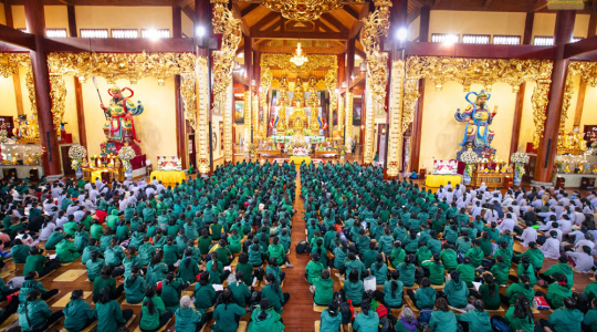 Meaningful activities by the fourfold assembly of Ba Vang Pagoda to celebrate Bodhi Day