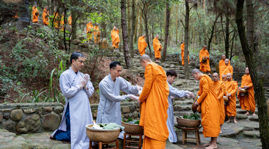 The alms bowls of blessings - Benefiting all deities and humans