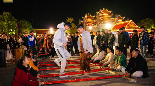 What’s Ba Vang Pagoda like at night during Tet?