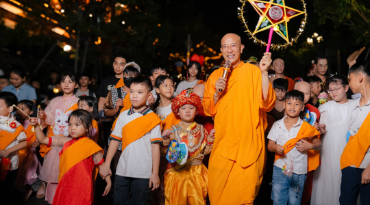 Mooncakes, lanterns, and so much more joy and unforgettable memories to behold at the Mid-Autumn night celebration at Ba Vang Pagoda!