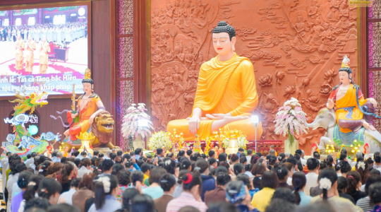 Deep homage to the Great Renunciation of Prince Siddhattha (Shakyamuni Buddha) on the monthly Uposatha Day at Ba Vang Pagoda